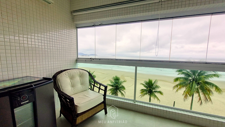Beachfront Apartment at Astúrias Beach in Guarujá