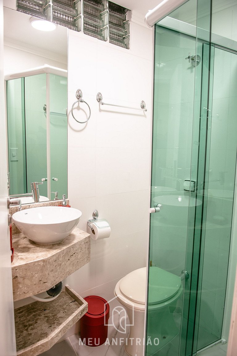 Apt for 4 people, garage and pool facing the beach