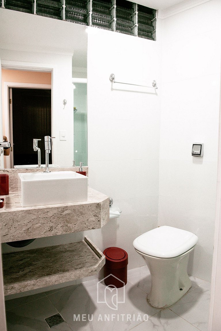 Apto p/4, garagem e piscina de frente para a praia