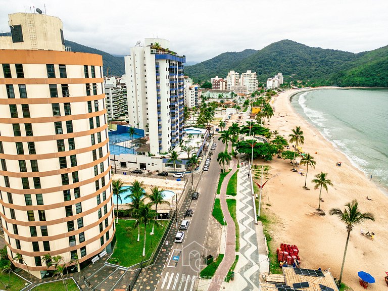 Apt for 4 people, garage and pool facing the beach