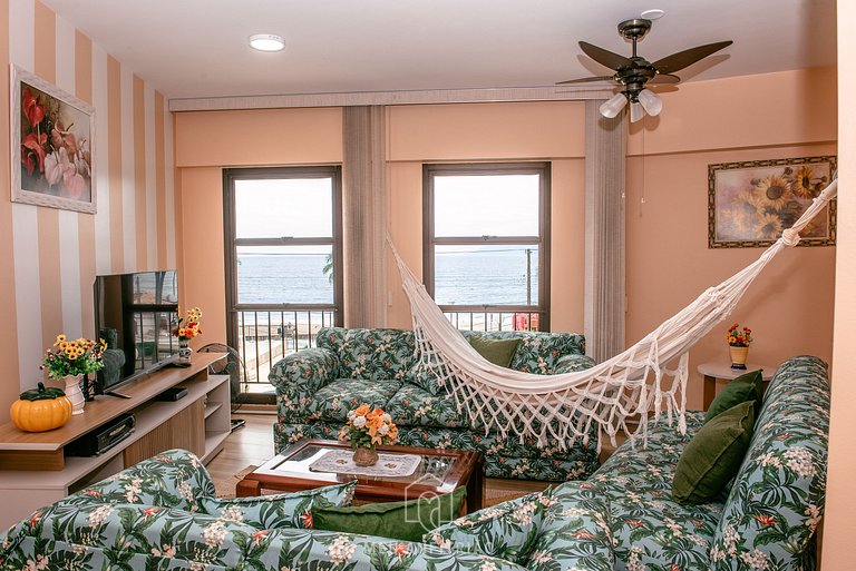 Apto p/4, garagem e piscina de frente para a praia