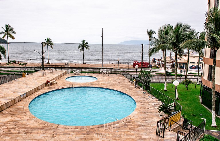 Apt for 4 people, garage and pool facing the beach