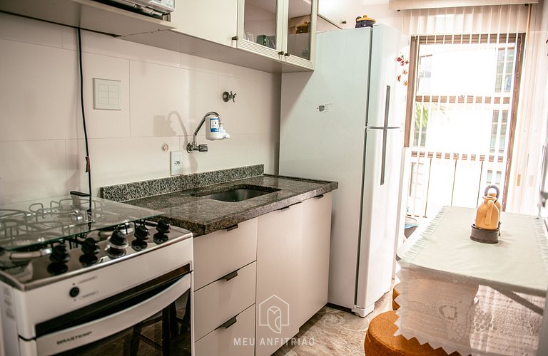 Apto p/4, garagem e piscina de frente para a praia