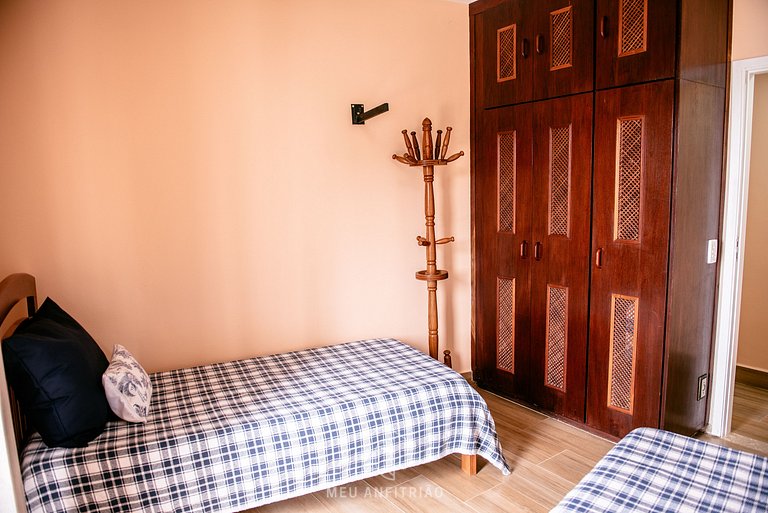 Apt for 4 people, garage and pool facing the beach