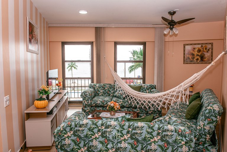 Apt for 4 people, garage and pool facing the beach