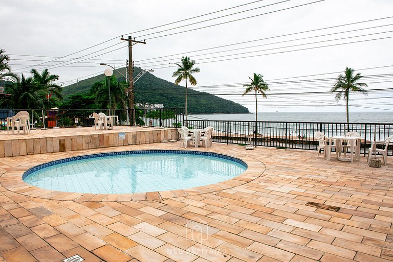 Apt for 4 people, garage and pool facing the beach