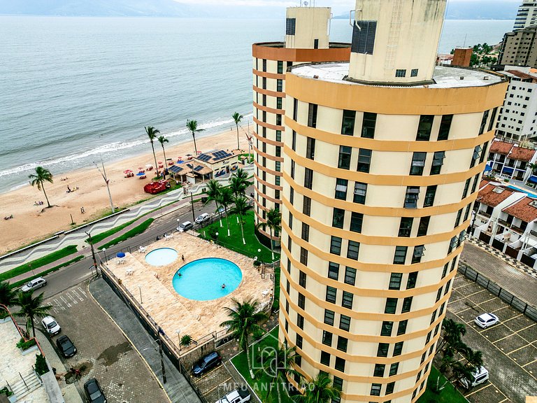 Apt for 4 people, garage and pool facing the beach