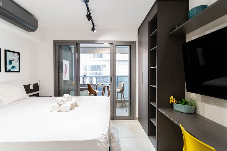 Queen bed | Swimming pool | Gym | Across subway