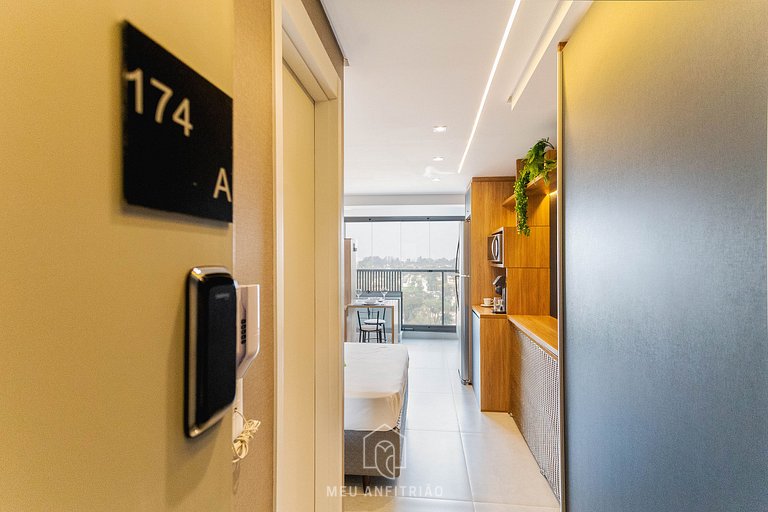 Estudio moderno con vistas a pocos pasos del metro