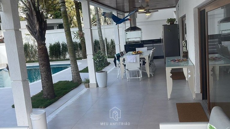 House at Jardim Acapulco Guarujá with 5 Suites and Pool