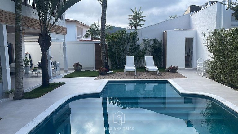 House at Jardim Acapulco Guarujá with 5 Suites and Pool