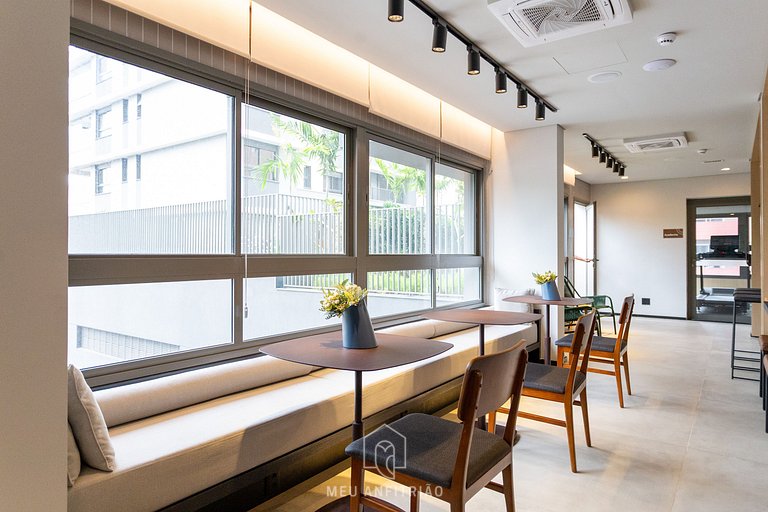 2-person studio with full kitchen near the airport