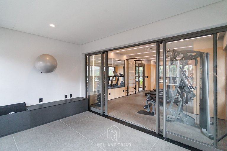 2-person studio with full kitchen near the airport