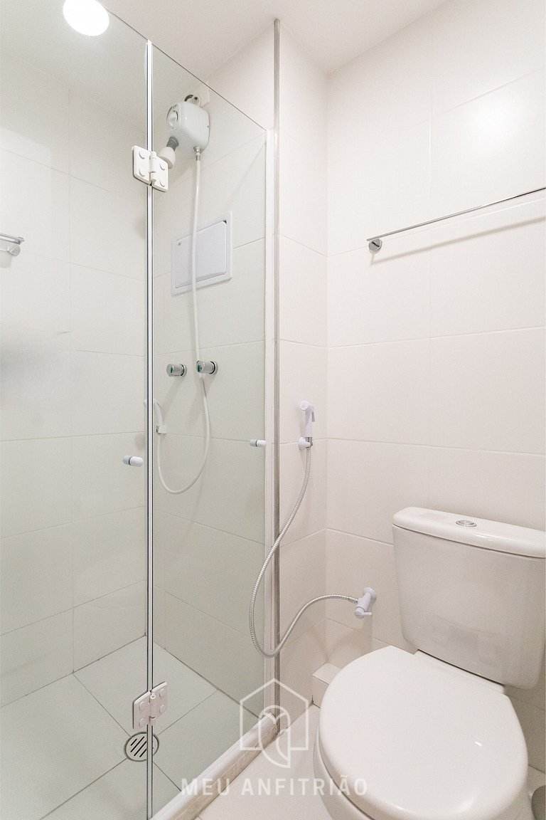 Studio with AC, TV and balcony next to the subway