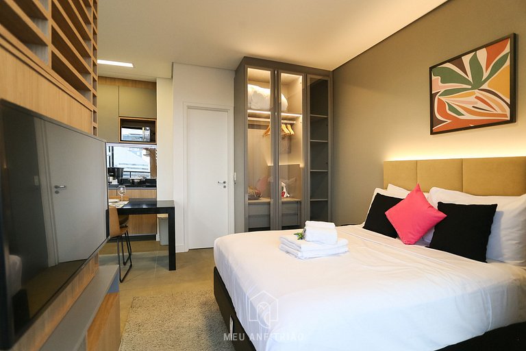 Spacious Studio with Balcony Near Faria Lima Avenue