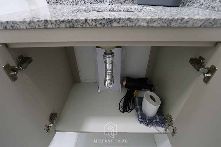 Large studio for 3 & garage 600m from the subway