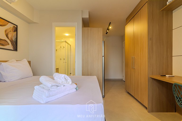 Studio with balcony and pool next to the subway