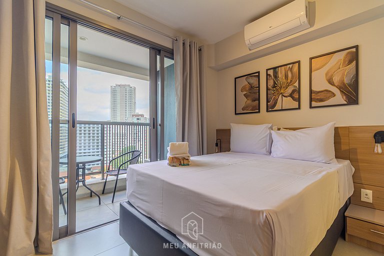 Studio with balcony and pool next to the subway