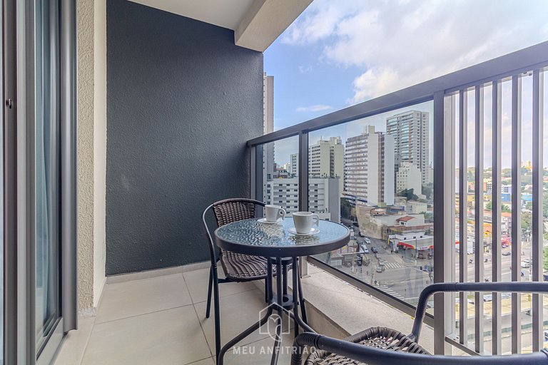 Studio with balcony and pool next to the subway