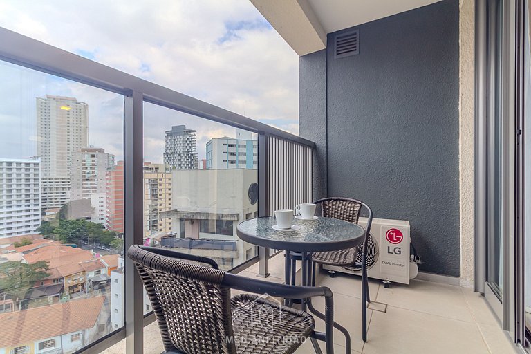 Studio with balcony and pool next to the subway