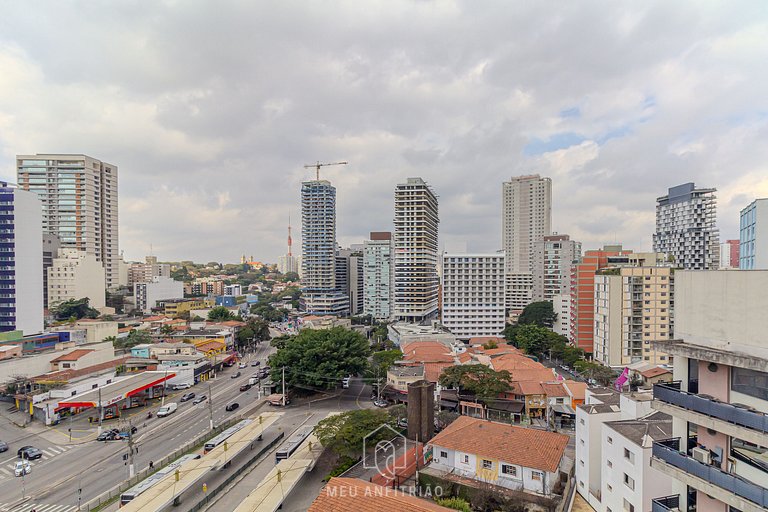 Studio with balcony and pool next to the subway