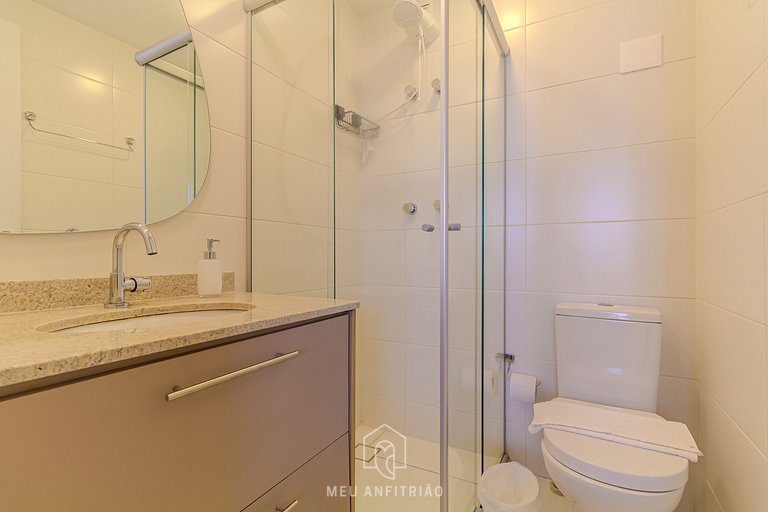 Studio with balcony and pool next to the subway