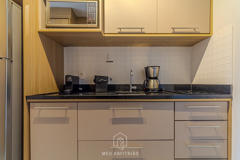 Studio with balcony and pool next to the subway