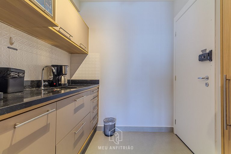 Studio with balcony and pool next to the subway