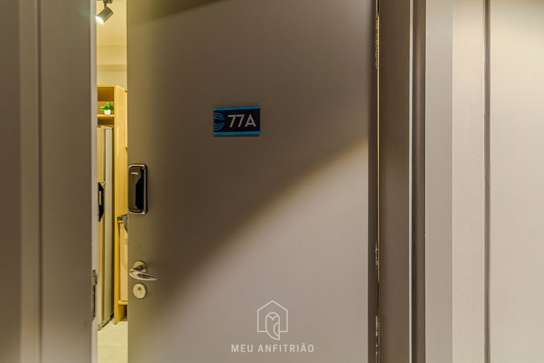 Studio with balcony and pool next to the subway