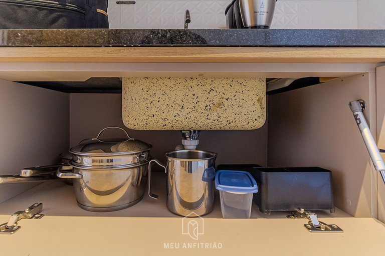 Studio with balcony and pool next to the subway