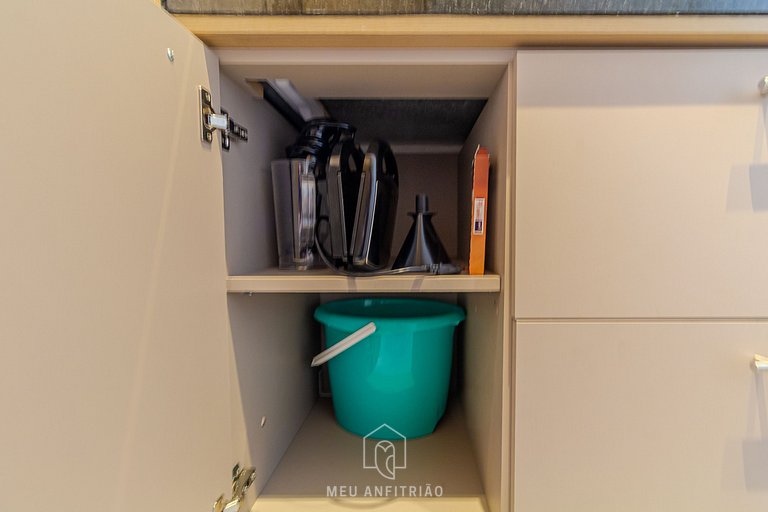 Studio with balcony and pool next to the subway