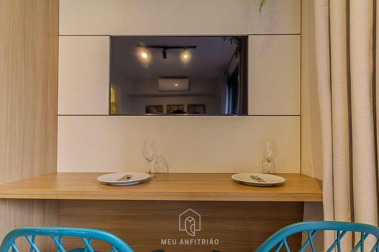 Studio with balcony and pool next to the subway