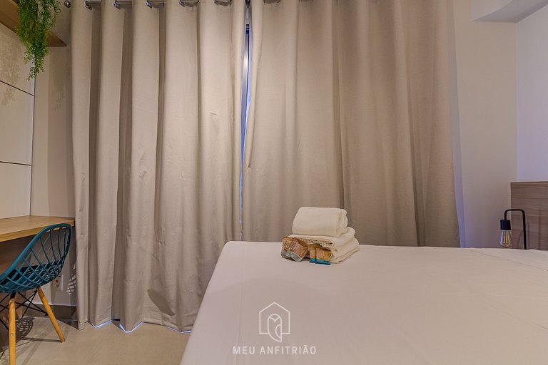 Studio with balcony and pool next to the subway