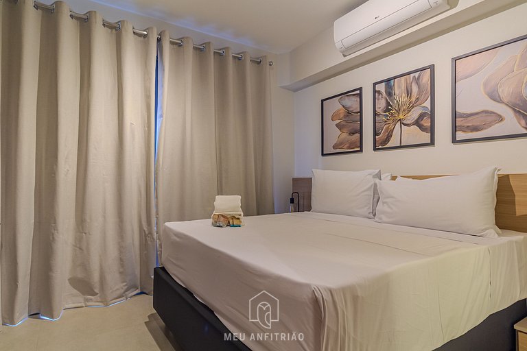 Studio with balcony and pool next to the subway