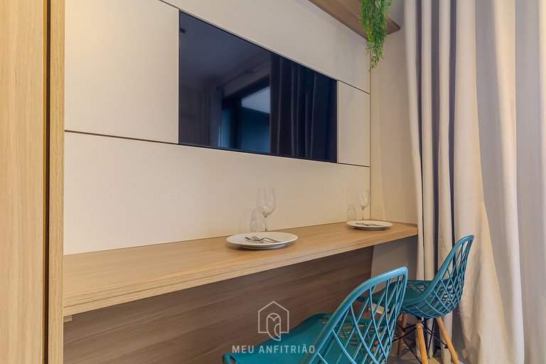 Studio with balcony and pool next to the subway