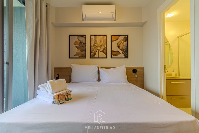 Studio with balcony and pool next to the subway