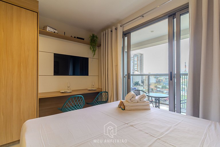 Studio with balcony and pool next to the subway