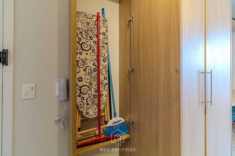 Studio with balcony and pool next to the subway