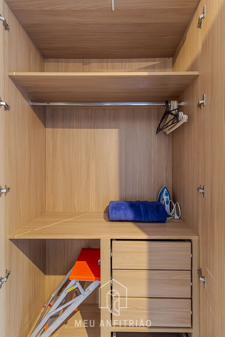 Studio with balcony and pool next to the subway