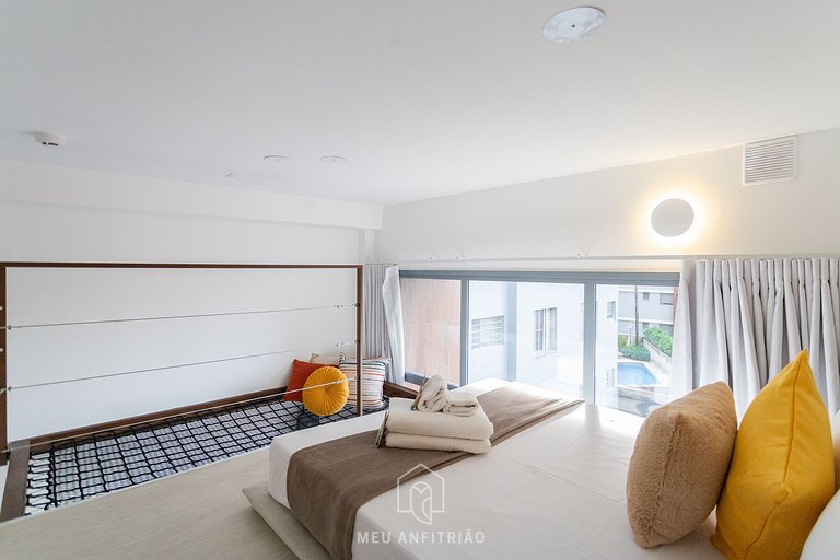 3 people, mezzanine, balcony, leisure near subway