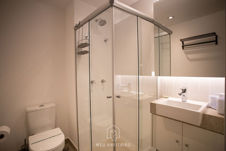 3 people, mezzanine, balcony, leisure near subway