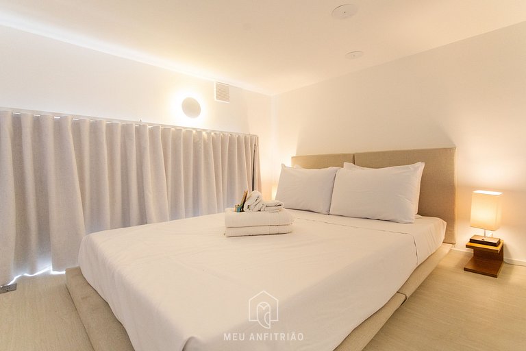 3 people, mezzanine, balcony, leisure near subway