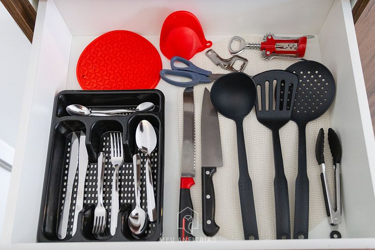 3 people, mezzanine, balcony, leisure near subway