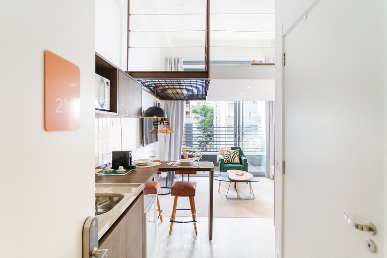 3 people, mezzanine, balcony, leisure near subway