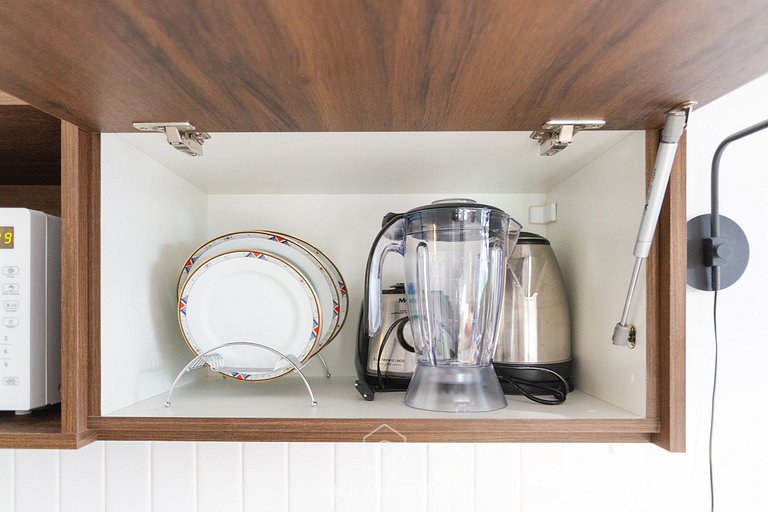 3 people, mezzanine, balcony, leisure near subway