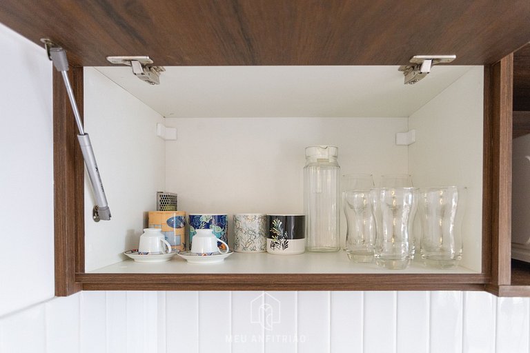 3 people, mezzanine, balcony, leisure near subway