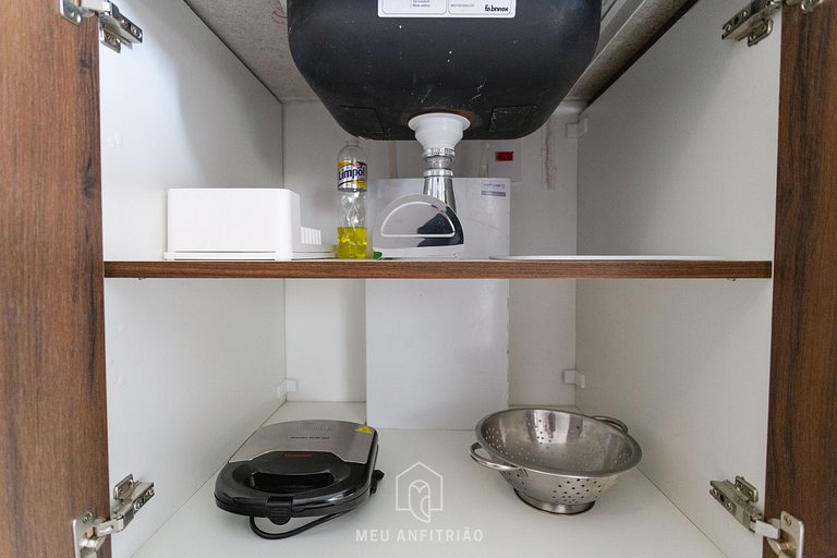 3 people, mezzanine, balcony, leisure near subway