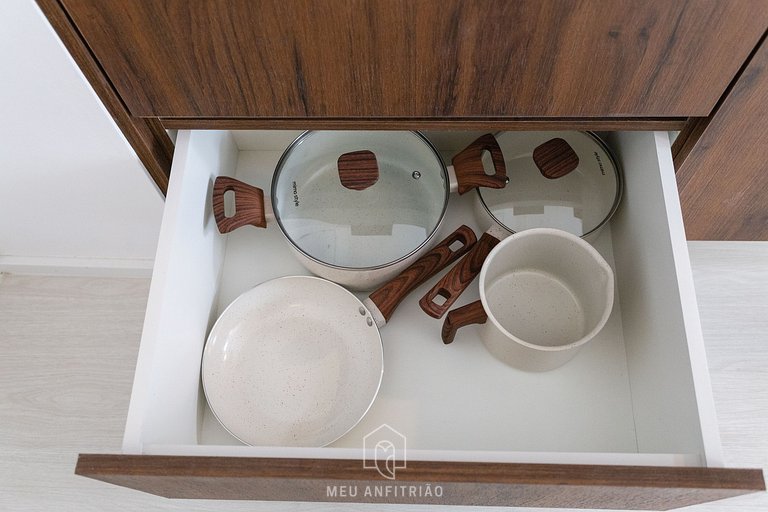 3 people, mezzanine, balcony, leisure near subway