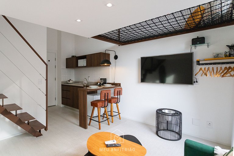 3 people, mezzanine, balcony, leisure near subway