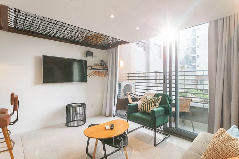 3 people, mezzanine, balcony, leisure near subway